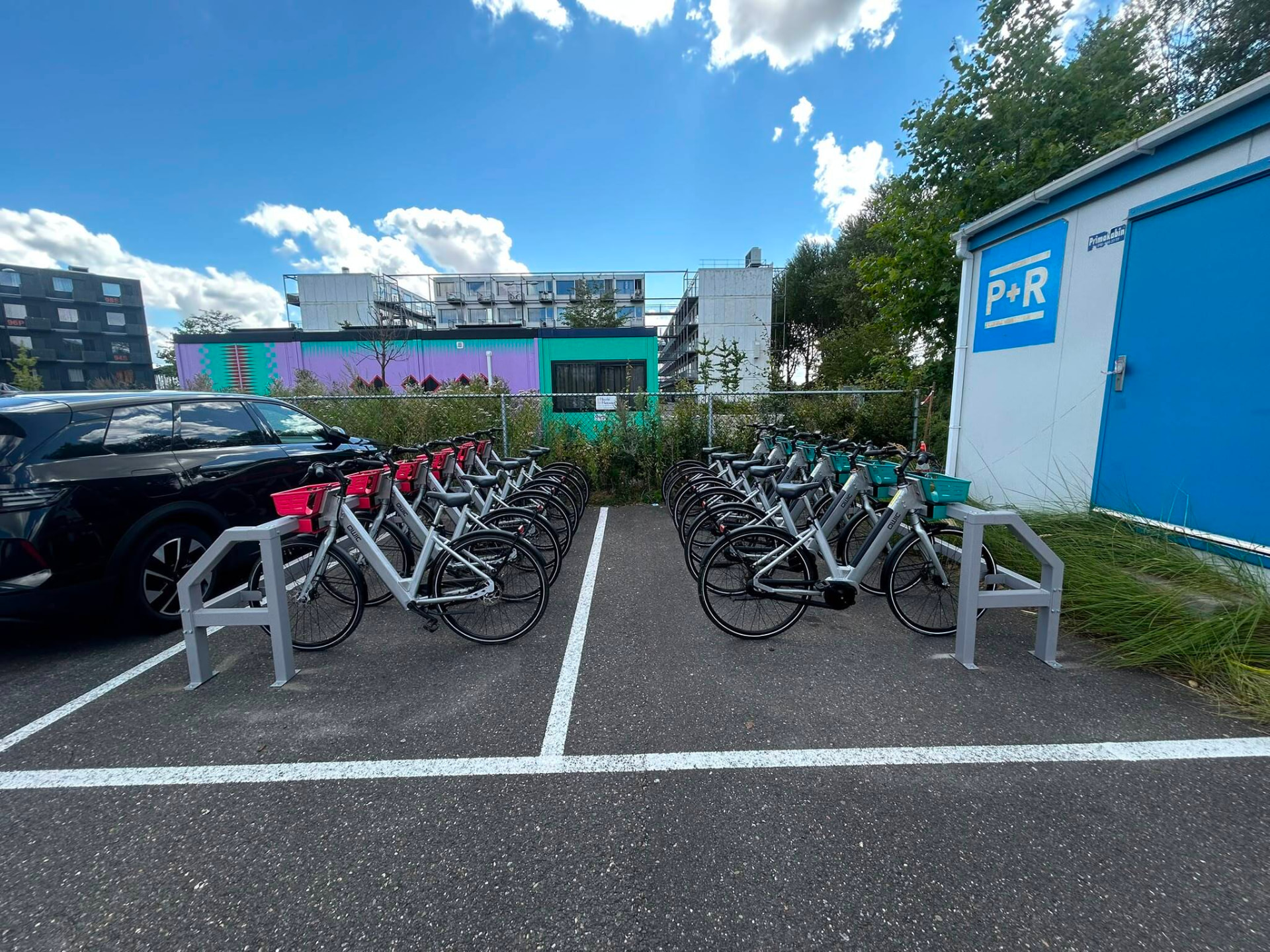 De fietsenrekken naast de blauwe P+R-unit op P+R Zeeburg